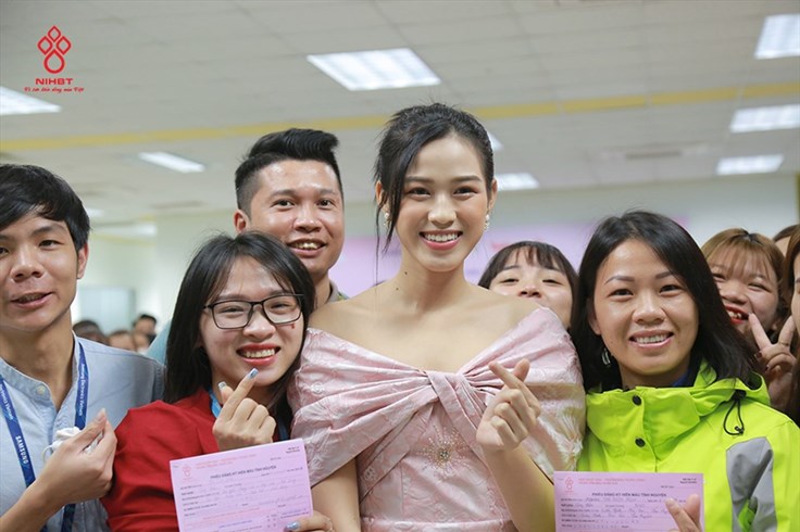 Hoa hậu Việt Nam Đỗ Thị Hà hưởng ứng phong trào hiến máu