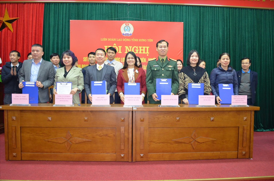 Lãnh đạo LĐLĐ tỉnh Hưng Yên ký thoả thuận hợp tác với các doanh nghiệp nhằm mang lại lợi ích thiết thực cho đoàn viên. Ảnh: Thu Nguyệt