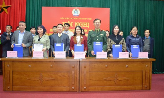 Lãnh đạo LĐLĐ tỉnh Hưng Yên ký thoả thuận hợp tác với các doanh nghiệp nhằm mang lại lợi ích thiết thực cho đoàn viên. Ảnh: Thu Nguyệt