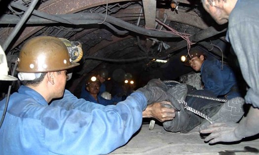 Một công nhân ngành than  Quảng Ninh tử vong do bị đá rơi trúng người trong lúc làm việc. Ảnh minh họa Trần Ngọc Duy