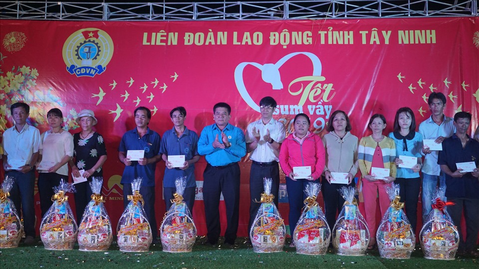 Lãnh đạo Tỉnh ủy và LĐLĐ tỉnh Tây Ninh trao tặng quà cho CNLĐ tại Tết sum vầy 2019. Ảnh: Quốc Tiến