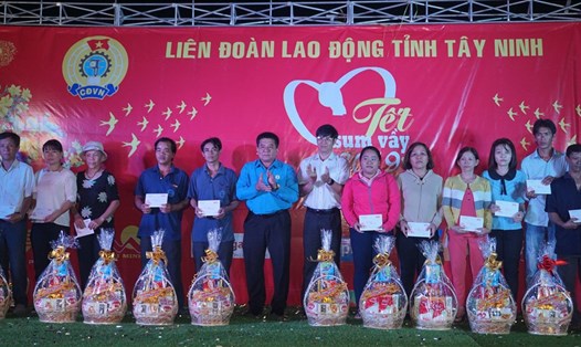 Lãnh đạo Tỉnh ủy và LĐLĐ tỉnh Tây Ninh trao tặng quà cho CNLĐ tại Tết sum vầy 2019. Ảnh: Quốc Tiến