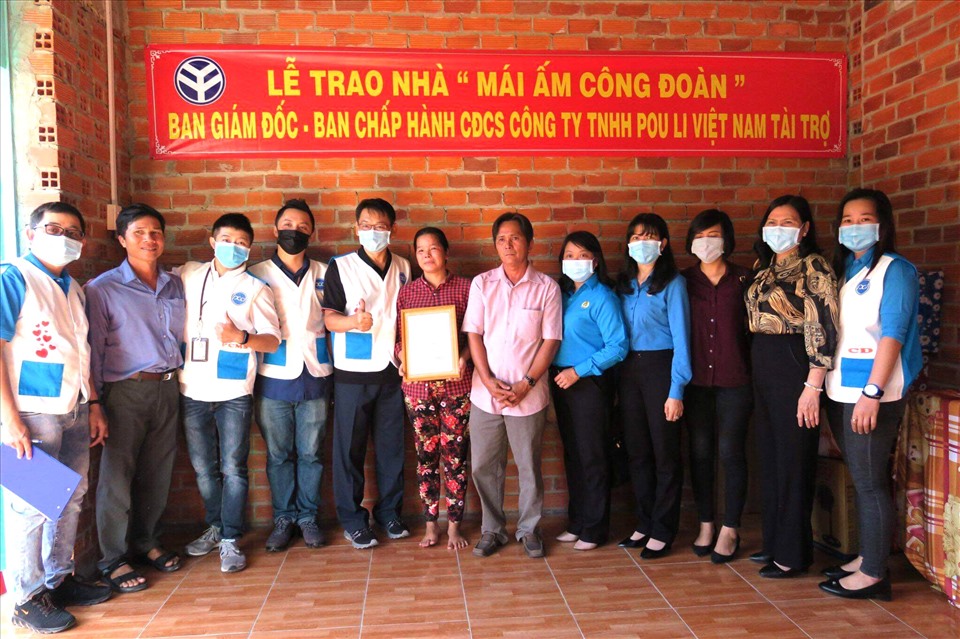 Các đại biểu chụp ảnh lưu niệm cùng gia đình chị Lẻ. Ảnh: LĐLĐ Tây Ninh