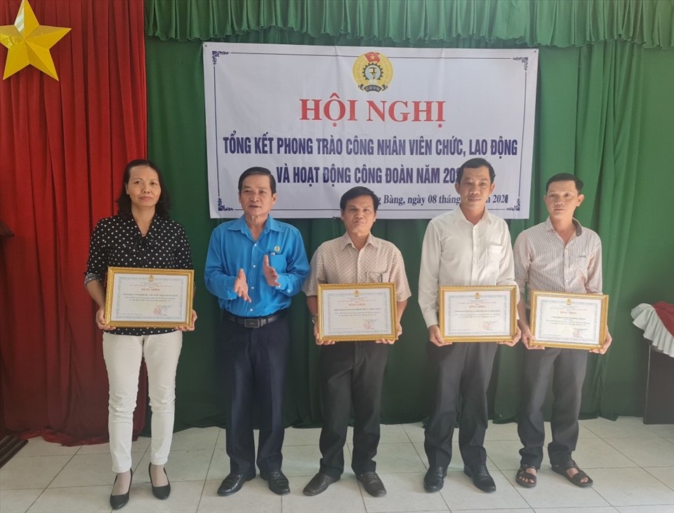 Ông Phan Văn Bua – Phó Chủ tịch Liên đoàn Lao động tỉnh Tây Ninh trao tặng Bằng khen của LĐLĐ tỉnh cho các cá nhân. Ảnh: LĐLĐ Tây Ninh cung cấp