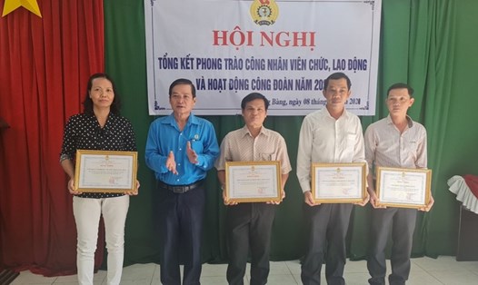 Ông Phan Văn Bua – Phó Chủ tịch Liên đoàn Lao động tỉnh Tây Ninh trao tặng Bằng khen của LĐLĐ tỉnh cho các cá nhân. Ảnh: LĐLĐ Tây Ninh cung cấp