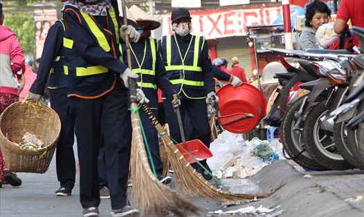 Bình Dương hỗ trợ công nhân thu gom rác 5 triệu đồng mỗi người dịp Tết Nguyên đán 2021. Ảnh: Đình Trọng