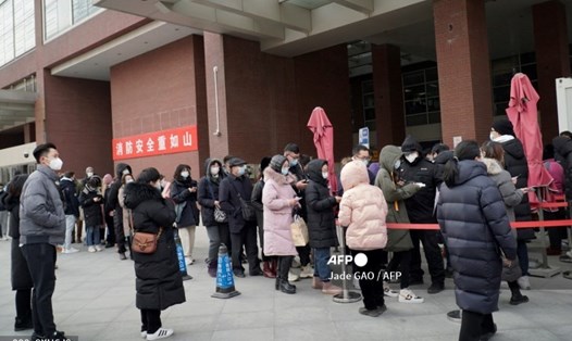 Người dân Bắc Kinh xếp hàng chờ xét nghiệm COVID-19. Ảnh: AFP