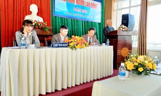 Ông Phạm Văn Được, Phó Chủ tịch Liên đoàn Lao động tỉnh Lâm Đồng phát biểu tại hội nghị người lao động Công ty. Ảnh: Đức Thiệm