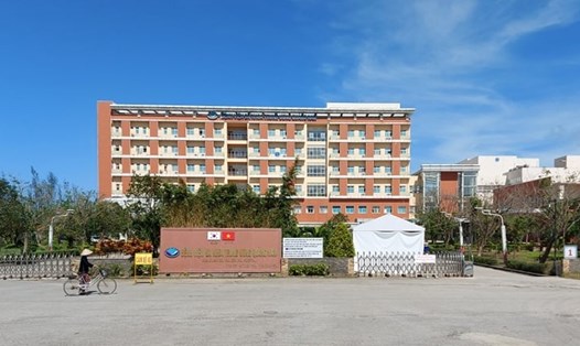 Bệnh viện Đa khoa Trung ương tỉnh Quảng Nam nơi trưởng khoa và 2 điều dưỡng lập khống hồ sơ làm việc. Ảnh: Thanh Chung