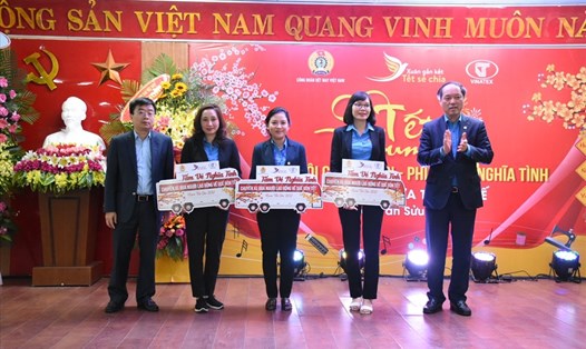 Ông Lê Nho Thướng (phải) - Chủ tịch Công đoàn Dệt may Việt Nam tặng quà cho người lao động dịp Tết. Ảnh: CĐ Dệt May.