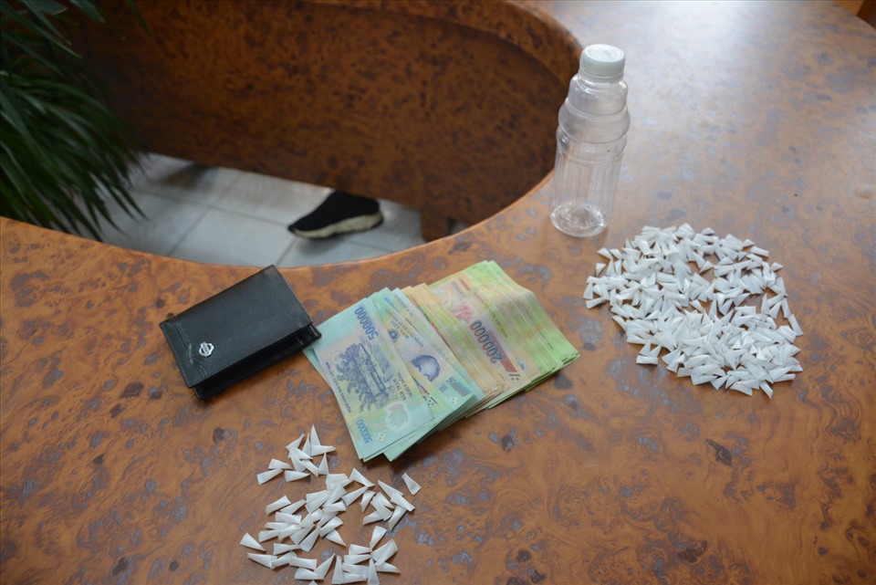 Khám xét nơi ở của đối tượng Hoàng Văn Ba tại phường Bãi Cháy,  Công an TP. Hạ Long (Quảng Ninh) thu giữ thêm 288 đoạn ống mút bằng nhựa chứa ma túy tương tự nhằm cung cấp cho những lao động thiểu số làm việc tại các công trình xây dựng. Ảnh: CAQN