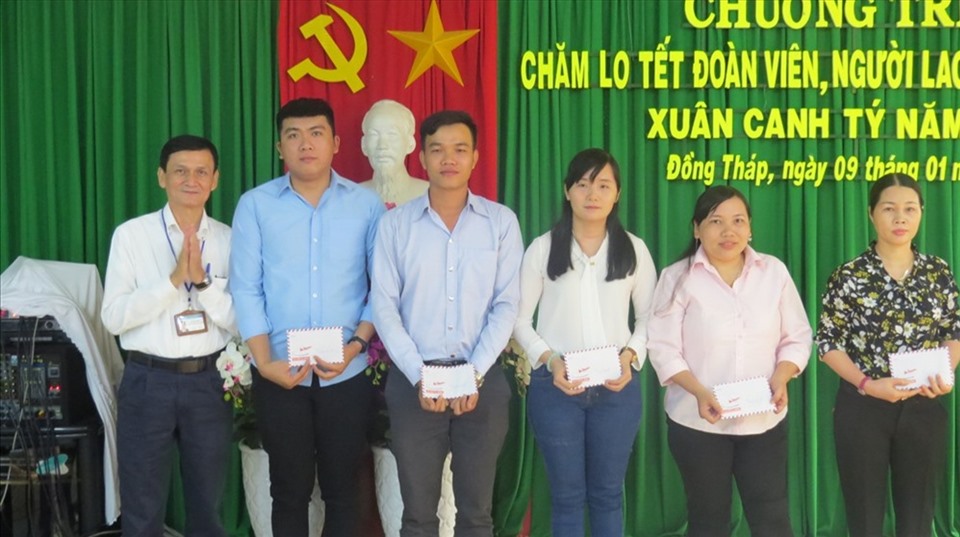Lãnh đạo Công đoàn Ngành Y tế trao quà cho đoàn viên và người lao động khó khăn. Ảnh: Lưu Hùng