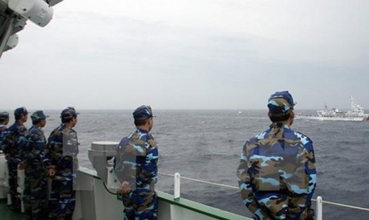 Các chiến sĩ cảnh sát biển Việt Nam trong chuyến tuần tra chung kiểm tra liên hợp nghề cá Vịnh Bắc Bộ Việt Nam - Trung Quốc lần thứ 10. Ảnh: TTXVN