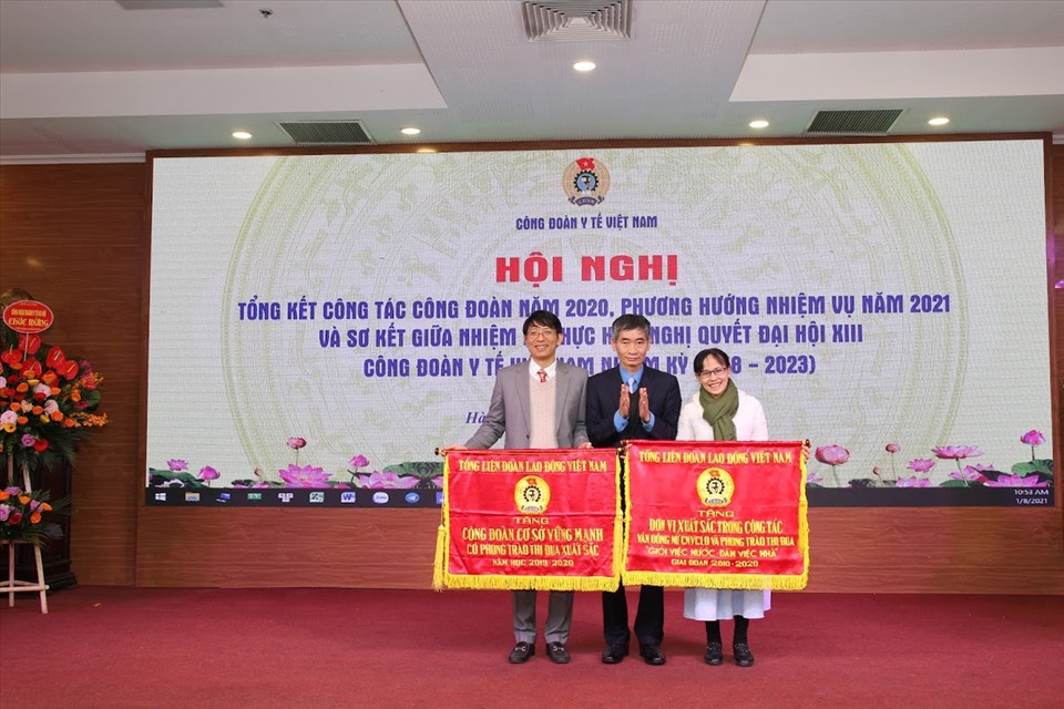 Ông Trần Văn Thuật, Phó Chủ tịch Tổng Liên đoàn Lao động Việt Nam - tặng cờ thi đua của Tổng Liên đoàn Lao động Việt Nam - tới các đơn vị. Ảnh: Xuân Bách.