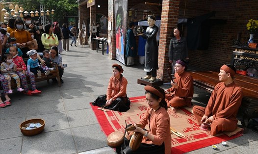 Hát xẩm trong Lễ hội văn hoá dân gian trong đời sống đương đại 2020 diễn ra tại Hà Nội. Ảnh: V.V