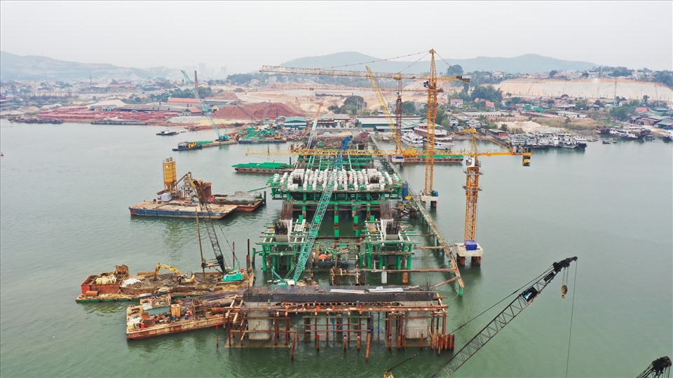Thi công cầu Cửa Lục 1 bắc qua vịnh Cửa Lục (Quảng Ninh). Ảnh: Nguyễn Hùng
