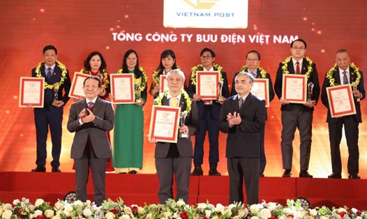 Đại diện Vietnam Post đón nhận chứng nhân Top 5 công ty chuyển phát nhanh, giao hàng chặng cuối uy tín năm 2020.