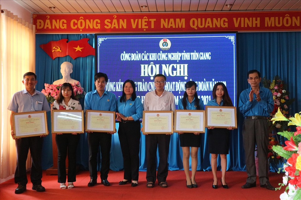 Chủ tịch LĐLĐ tỉnh Tiền Giang Trương Văn Hiền trao bằng khen cho các cá nhân. Ảnh: Lý Oanh