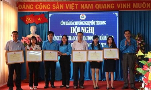 Chủ tịch LĐLĐ tỉnh Tiền Giang Trương Văn Hiền trao bằng khen cho các cá nhân. Ảnh: Lý Oanh