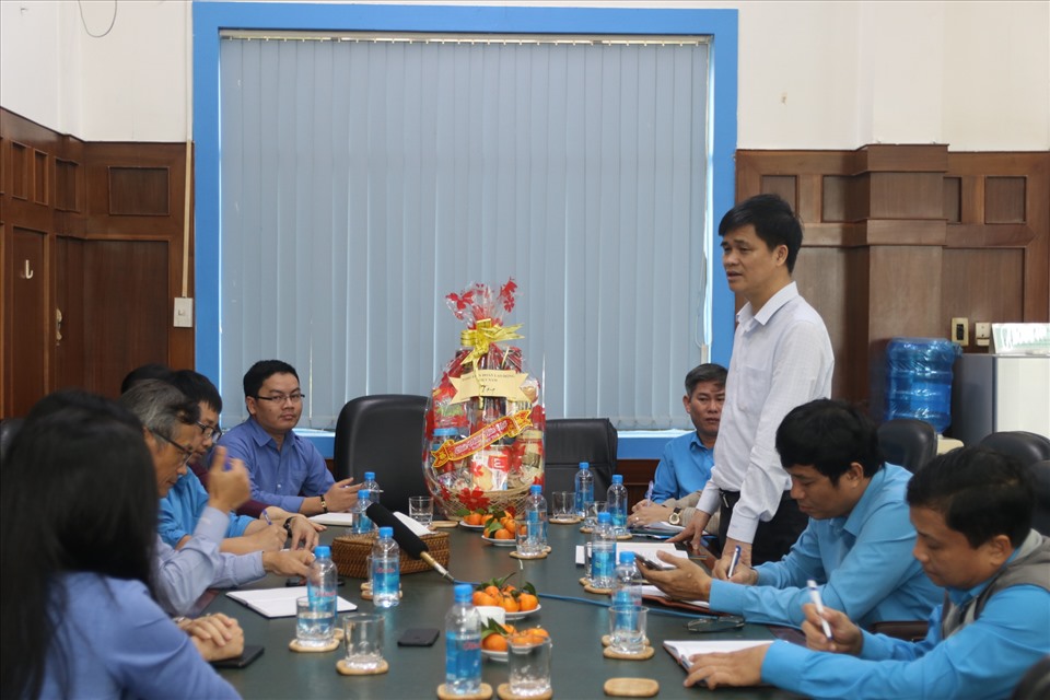 Ông Ngọ Duy Hiểu-Phó chủ tịch Tổng Liên đoàn Lao động Việt Nam làm việc với Công ty Cổ phần thủy sản Thông Thuận Cam Ranh. Ảnh: Phương Linh