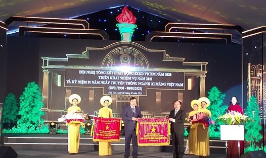 Thứ trưởng Bộ Xây dựng Nguyễn Văn Sinh trao Cờ thi đua của Chính phủ cho đơn vị của Tổng Công ty Ximăng đạt thành tích xuất sắc trong phong trào thi đua. Ảnh ĐT