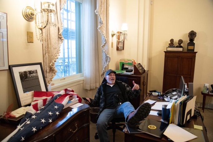 Richard Barnett, người gác chân lên bàn trong văn phòng Chủ tịch Hạ viện Mỹ, đã bị bắt. Ảnh: AFP.