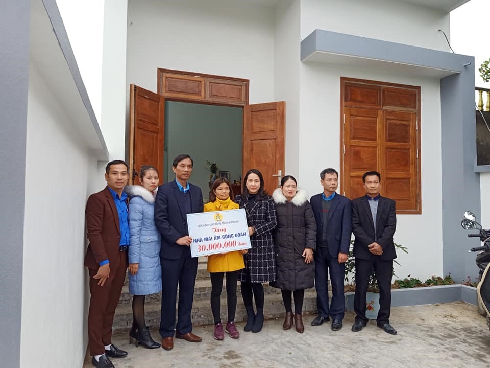 Lãnh đạo LĐLĐ tỉnh Hải Dương trao hỗ trợ tới nữ giáo viên có hoàn cảnh đặc biệt khó khăn. Ảnh: CĐHD