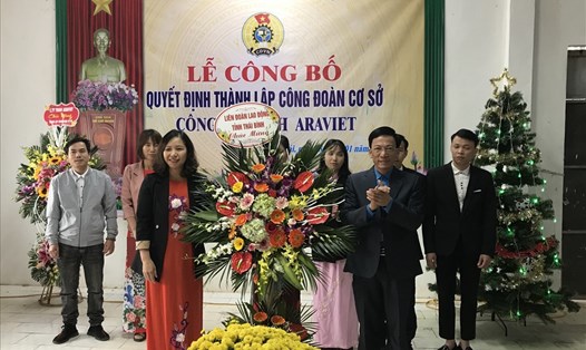 Ông Nguyễn Thanh Bình – Phó chủ tịch LĐLĐ tỉnh Thái Bình tặng hoa chúc mừng công đoàn công ty được thành lập. Ảnh Bá Mạnh