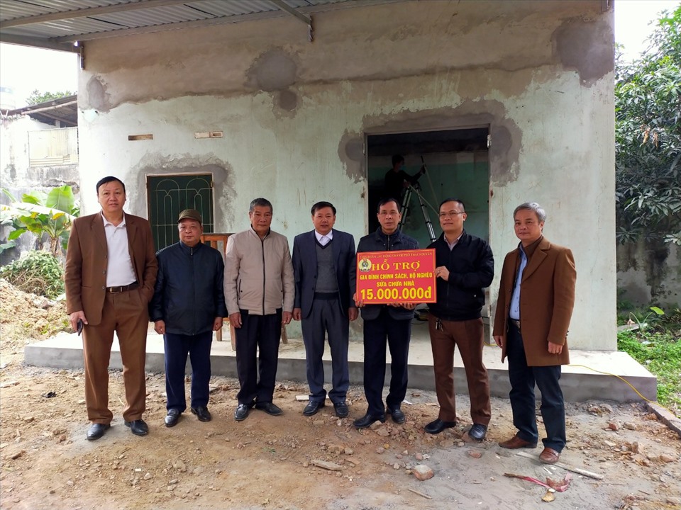 Đại diện lãnh đạo LĐLĐ TP.Thái Nguyên trao hỗ trợ tới ông Trung. Ảnh: CĐTN