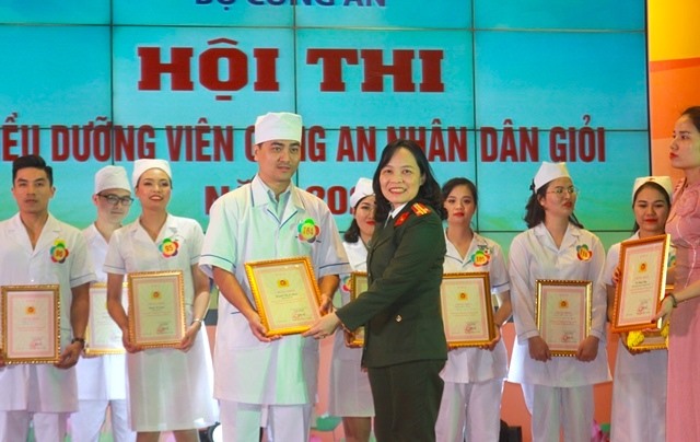 Đại tá Phạm Thị Lan Anh Cục trưởng Cục Y tế Bộ Công an trao chứng nhận cho thí sinh đạt danh hiệu "Điều dưỡng viên CAND giỏi", năm 2020. Ảnh: Phạm Tâm