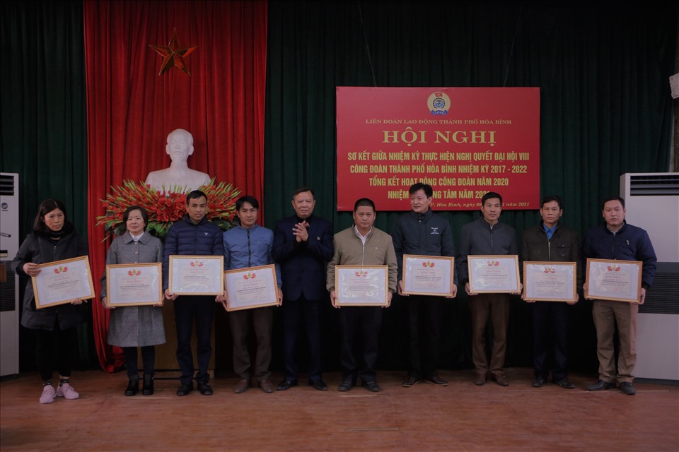 Đồng chí Hoàng Quốc Chung, Phó Chủ tịch LĐLĐ tỉnh tặng Bằng khen cho cá nhân có thành tích trong hoạt động công đoàn. Ảnh: Mạnh Cường