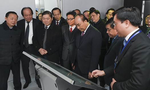 Thủ tướng Chính phủ cùng các đại biểu trải nghiệm công nghệ 3D mapping giới thiệu về Trung tâm Đổi mới sáng tạo quốc gia. Ảnh: HNP