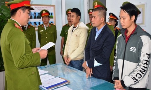 Cơ quan chức năng bắt tạm giam Nguyễn Tấn Bá, Lương Thanh Trung và Nguyễn Văn Sơn. Ảnh: Công an