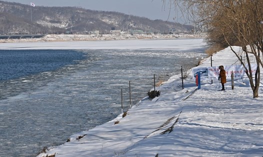 Sông Hàn ở Seoul, Hàn Quốc đóng băng. Cơ quan thời tiết Hàn Quốc đã phát cảnh báo về đợt giá rét và tuyết rơi dày trên khắp đất nước. Ảnh: AFP.