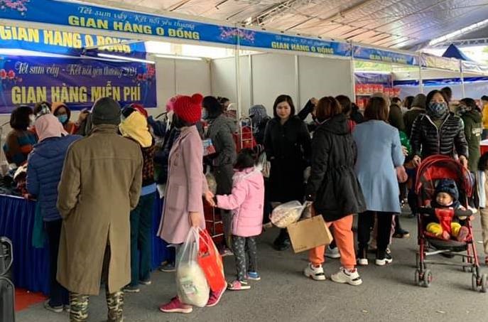 Công nhân lao động ghé thăm các gian hàng 0 đồng tại chương trình. Ảnh: B.H