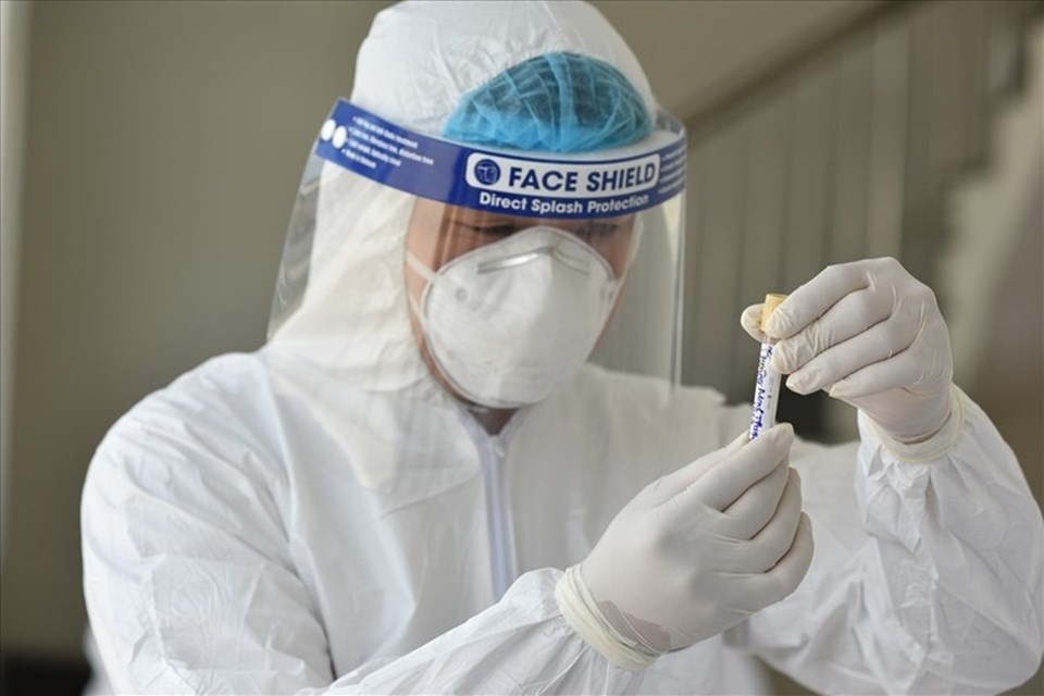 Cán bộ y tế lấy mẫu xét nghiệm PCR cho người dân Hà Nội. Ảnh: LĐO Cán bộ y tế lấy mẫu xét nghiệm PCR cho người dân Hà Nội. Ảnh: LĐO