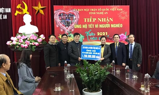 LĐLĐ tỉnh Nghệ An ủng hộ chương trình "Tết vì người nghèo" 1,2 tỉ đồng. Ảnh: TT