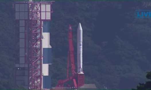 Tên lửa Epsilon số 5 mang theo các vệ tinh chuẩn bị được phóng lên không gian thì bị tạm hoãn. Ảnh JAXA