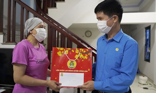 Chủ tịch Liên đoàn Lao động huyện Đông Anh  Nguyễn Văn Hoa trao hỗ trợ cho chị Phạm Thị Dương. Ảnh: Mai Quý