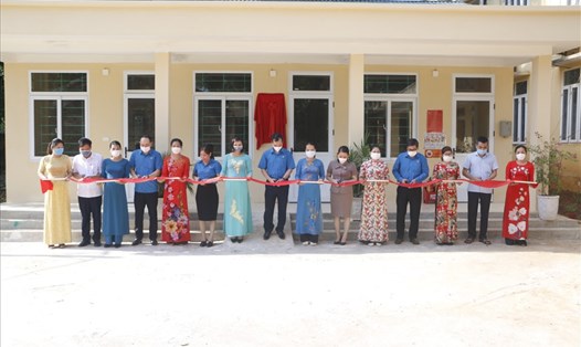 Lễ cắt băng khánh thành nhà công vụ tại trường THPT Cộng Hoà, huyện Lạc Sơn, tỉnh Hoà Bình. Ảnh: A.C