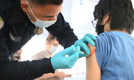 Tiêm vaccine Pfizer-BioNTech liều 2 cho một thiếu niên 16 tuổi ở Los Angeles, California, Mỹ. Ảnh: AFP