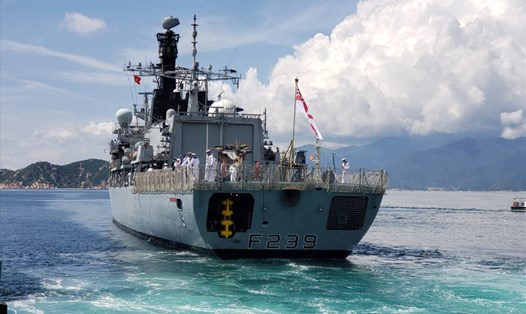 Tàu Hải quân Anh HMS Richmond cập cảng Cam Ranh ngày 1.10. Ảnh: ĐSQ Anh