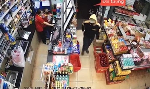 Hình ảnh tên cướp mặc áo khoác, mũ vàng khi vào trong siêu thị. Ảnh cắt từ clip
