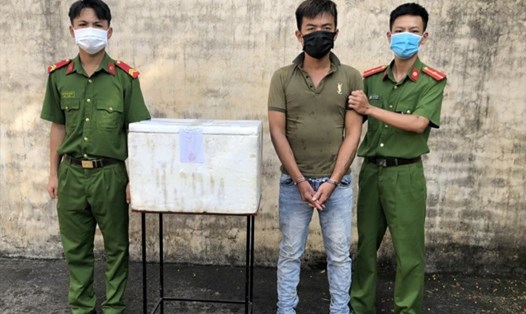 Đối tượng Hà Văn Hiếu bị bắt giữ cùng 6,6kg pháo nổ. Ảnh: CACC.