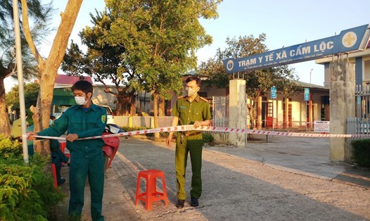 Lực lượng chức năng phong tỏa tại Trạm Y tế xã Cẩm Lộc. Ảnh: TT.
