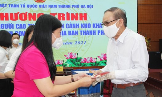 Chủ tịch Ủy ban MTTQ Việt Nam Thành phố Nguyễn Lan Hương trao quà cho người cao tuổi