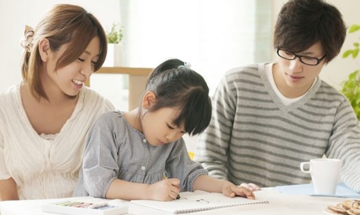 Hãy áp dụng 2 nguyên tắc dạy con cơ bản của cha mẹ Nhật để giúp trẻ tự lập và có tấm lòng bao dung. Ảnh: Xinhua