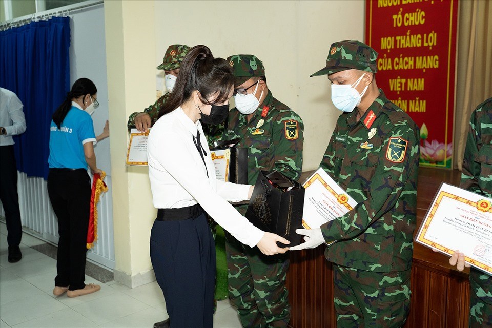 Lý Nhã Kỳ tri ân tuyến đầu chống dịch. Ảnh: NSCC. Lý Nhã Kỳ tri ân tuyến đầu chống dịch. Ảnh: NSCC.