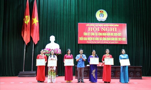 Lãnh đạo LĐLĐ tỉnh Thái Bình khen thưởng các tập thể, cá nhân ngành Giáo dục huyện Đông Hưng. Ảnh: Bá Mạnh