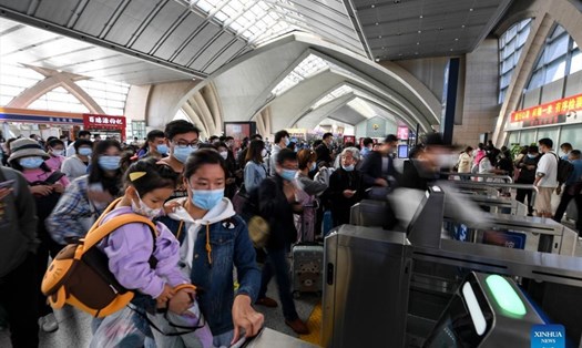 Hành khách đi qua trạm soát vé tại ga xe lửa Ngân Xuyên ở Ngân Xuyên, khu tự trị Hồi giáo Ninh Hạ, phía tây bắc Trung Quốc. Ảnh: Tân Hoa Xã